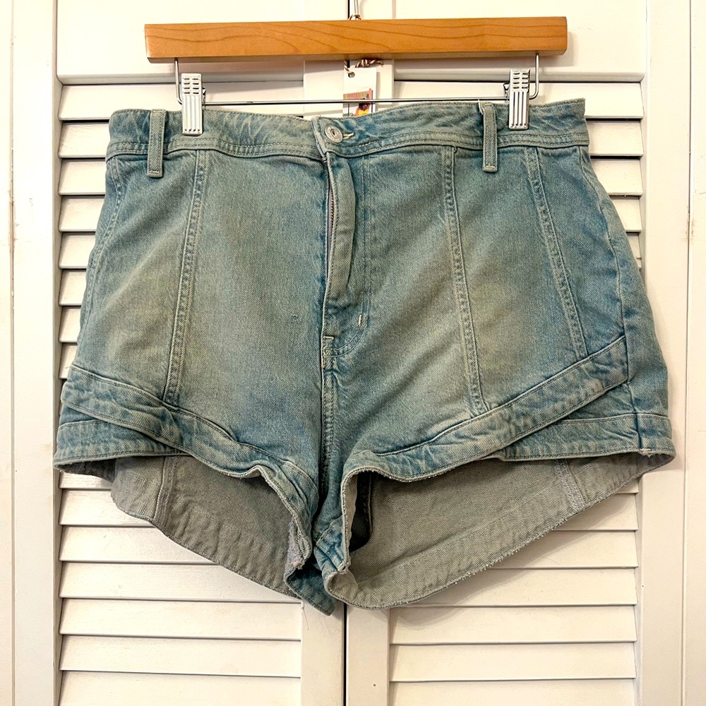 FREE PEOPLE crvy Mona high-rise shorts! size 33 Worn once